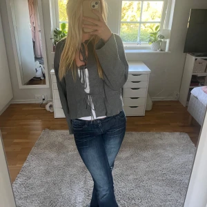 Grå tröja med snörning - Säljer en grå tröja med snygga snörningsdetaljer. Perfekt, skön och snygg tröja inför hösten/vintern💞