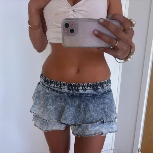 Lågmidjad volangkjol - Så snygg lågmidjad jeanskjol med volanger. Jag är 168 och det är mina bilder, köp via köp nu direkt eller Swish, kvar tills markerad som såld 💖 
