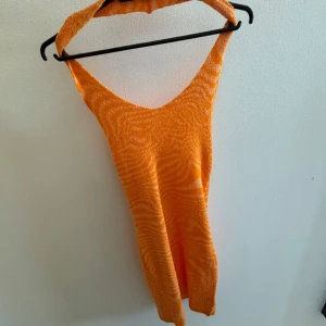 Orange klänning - Sommarklänning från H&M, utgången vara numera. Använt 1-2 gånger, inte min stil längre.