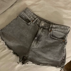Jeans shorts  - I storlek 36 Använda ett par gånger