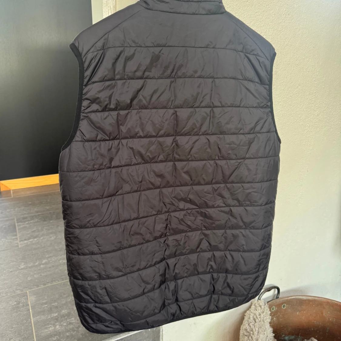 Svart dunväst från Lyle & Scott - 4