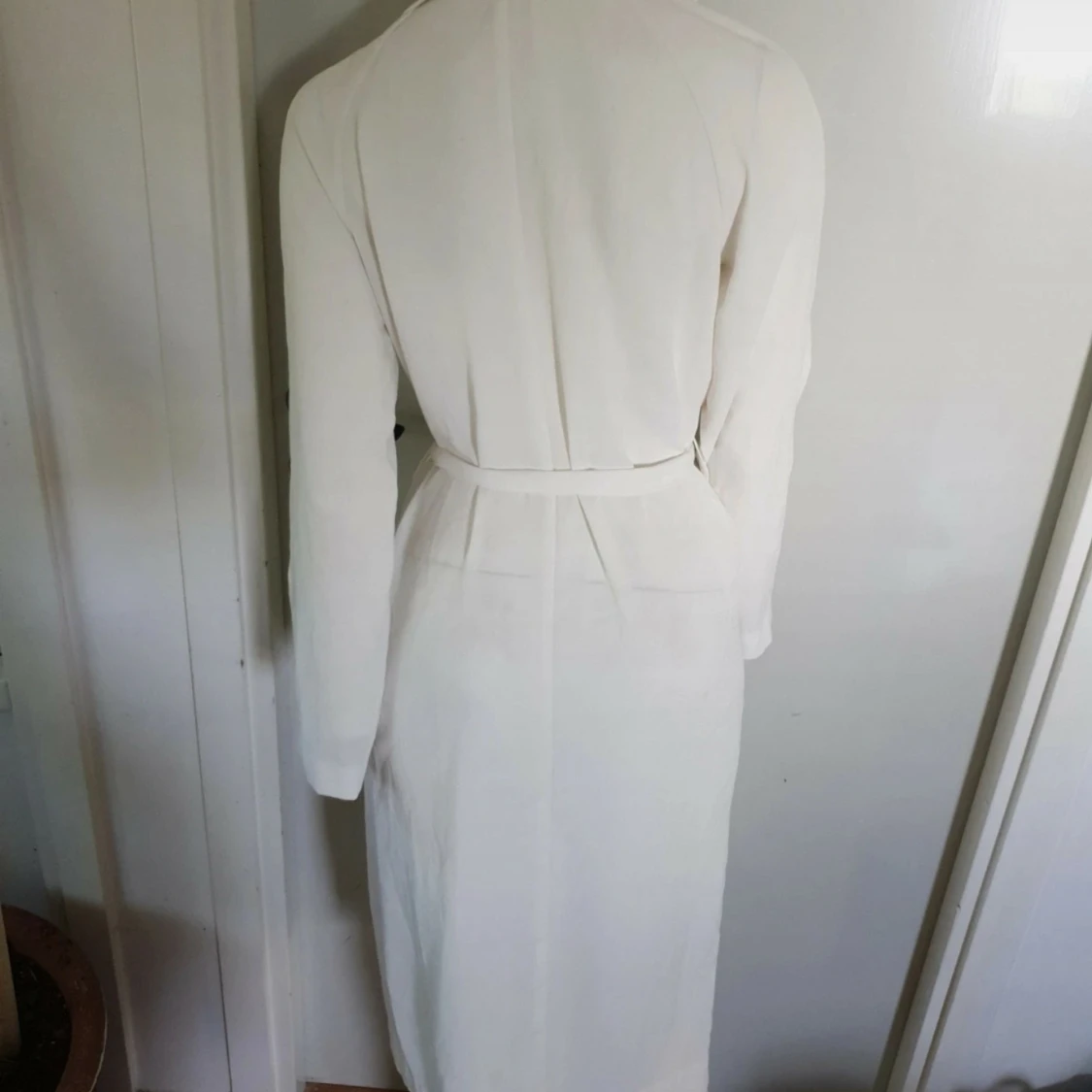 Vit trenchcoat med bälte - 3