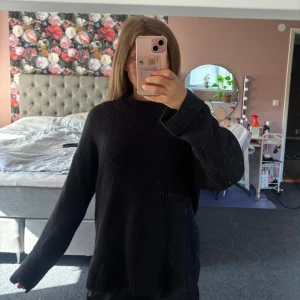 Svart stickad tröja  - Mysig svart stickad tröja bra stick och i strl M men skulle säga att den är en S/M 