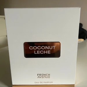 French Avenue Coconut Leche parfym - Lyxig Eau de Parfum Coconut Leche från French Avenue. Flaskan är vit med detaljer i glänsande roséguld och har en unik, rundad form. Kommer i elegant vit och roséguldig förpackning. Doften har tropiska och krämiga inslag av kokos.
