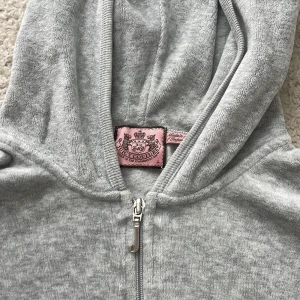 vintage juicy couture  - säljer min vintage juicy couture tröja! tröjan är grå och har knappast tecken på användning🤍 den är i storlek L men är väldigt liten i storleken då den ska sitta tajt och croppat 🎀