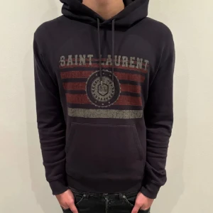 Saint Lauren hoodie  - Yves Saint Laurent hoodie size L/M I väldigt bra skick kommer ej till användning därför jag säljer. Är perfekt för nu när vi går ut ur sommaren 