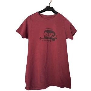 Patagonia T-shirt - Säljer en asfet Patagonia T-shirt. Tröjan är vinröd med ett husvagns-motiv. Under motivet står ”Live Simply” vilket är ett av patagonias kända citat. Storlek S (true to size). För frågor eller funderingar hör av dig! MVH JC