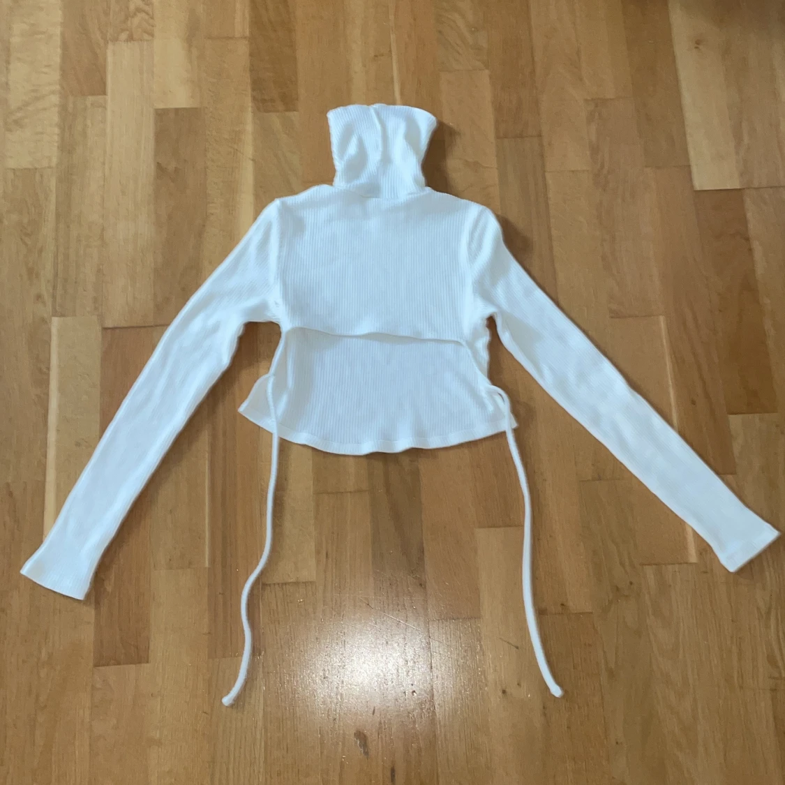 Vit ribbad croppad polotröja - 1