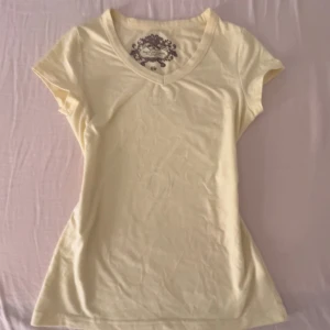 Ljusgul v-ringad topp - Jättefin ljusgul topp