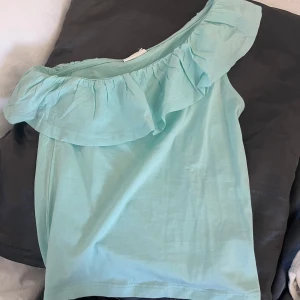 Superfin turkos top - Säljer denna fina toppen då den inte kommer till användning, använd 1 gång och i superbra skick.