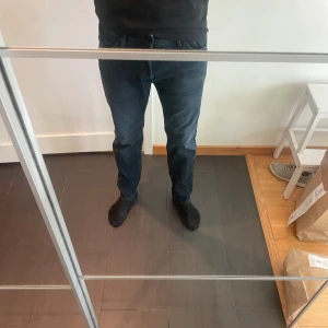 Mörkblå jeans från Jack & Jones tapered/mike comfort 31,30 - Snygga mörkblå jeans från Jack & Jones med klassisk femficksdesign och rak passform. Använd max 3 gånger 