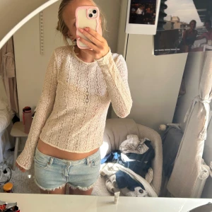 spets topp  - jätte snygg spetstopp som nästan aldrig kommit till användning! lapp finns inte kvar så vet inte vart den är ifrån men sitter som en s iallafall 💕