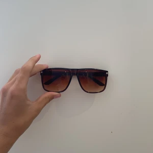 Solglasögon  - Ett par helt nya solglasögon i orange ton som liknar ray bans fast mycket billigare!