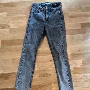 Molly slim fit jeans med hög midja, strl S - Snygga grå jeans med tvättad look och slim fit Hög midja och klassisk femficksdesign.