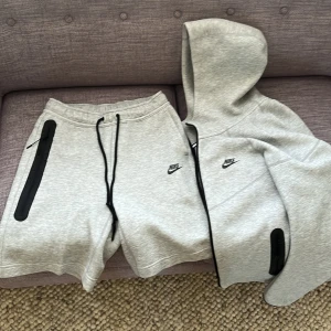 Nike tech fleece set  - Nike fleece tech set.                                               Köpte för mindre än 4 månader sen. Använt max 4-5 ånger. Tröjan och shortsen är i toppskick. Båda är i storlek S. Kvittot finns kvar. Går inte ner i pris. Om du vill ha fler bilder då kan du skriva till mig ☺️. Kan träffas i Göteborg. 