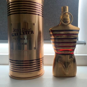 Jean Paul Gaultier Le Male Elixir ca 115 ml - Säljer en ikonisk Jean Paul Gaultier Le Male Elixir parfym, 125ml. Flaskan har en cool guldfärgad kropp med röda och svarta detaljer, formad som en torso. Kommer med original metallförpackning i guld med svarta ränder. Perfekt för dig som gillar lyxig design och starka dofter.