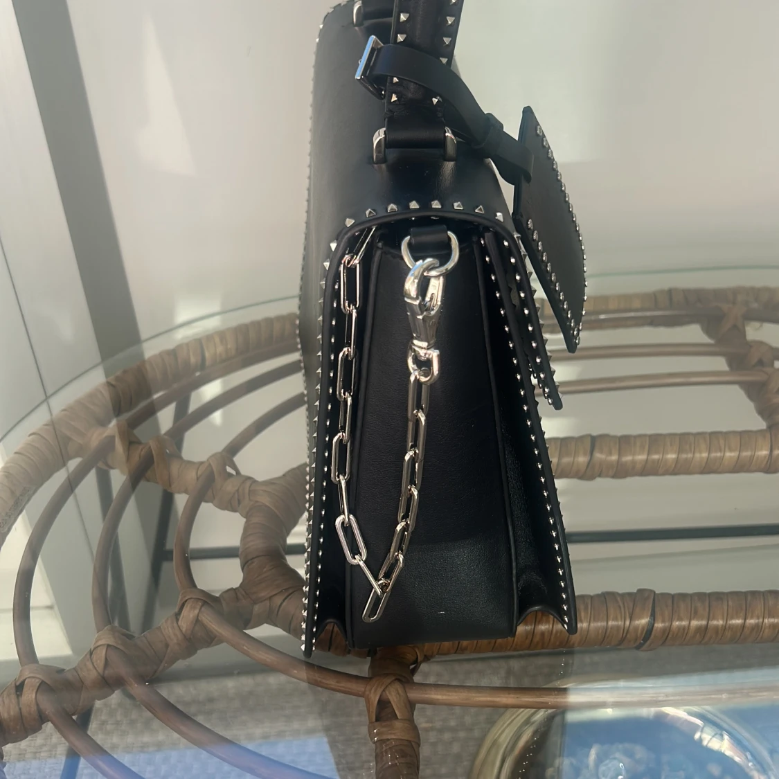 Svart handväska Valentino Garavani - 1