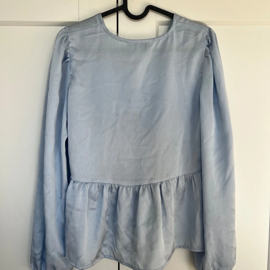 Ljusblå blus med v-ringning från AWARE - 2