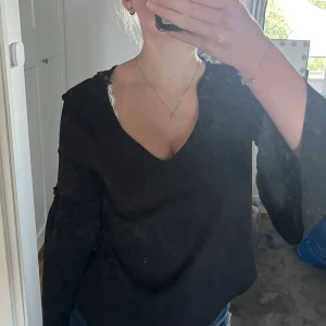 Bershka Blus - Svart blus från bershka i XS. Nyskick! Ärmarna går ut och blir breda, knyter rosett bak på ryggen som ger fin detalj. Observera att den ser lite skum ut på mig då den igentligen är för liten