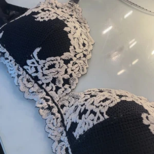 Svart bh med spets från Intimissimi - Svart intimissimi BH från intimissimi vet ej storlek då lappen är klippt, men skulle gissa på 70/75B