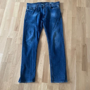 Schyssta Replay Jeans - schyssta replay jeans bara använda få gånger, modell rocco köpt på johnells i våras nypris 1499kr size M-L