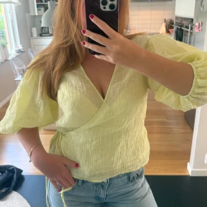 Omlott topp - Så söt ljusgul topp från h&m. Andvänt 1 gång så den är som ny💛går att justera storleken. tryck köp nu!!