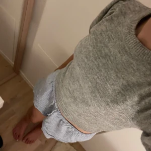 Stickad tröja - Gina tricot - Supersöt grå stickad tröja med puffiga korta ärmar och ribbade muddar. Rund halsringning och mjukt material som känns skönt mot huden. Perfekt att styla med jeans eller kjol för en chill look. Storlek 146-152 från Gina tricot.