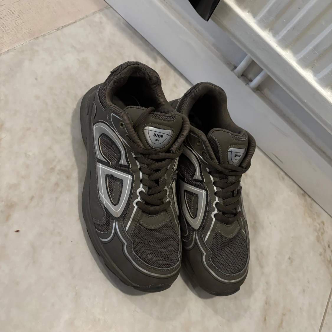  sneakers i mörkgrå mesh