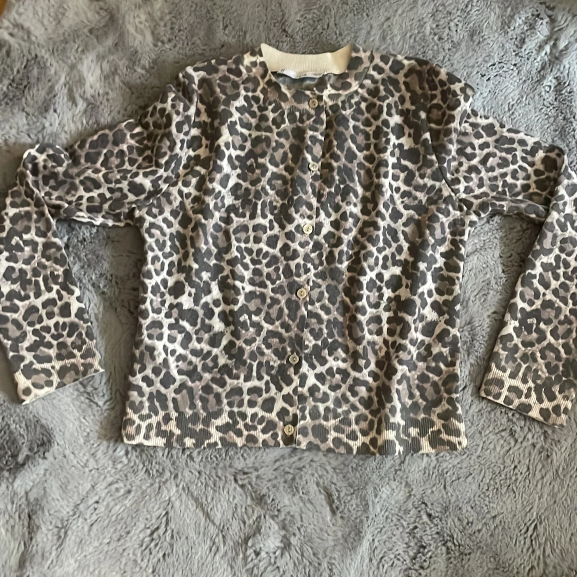 Leopardmönstrad kofta från MNG