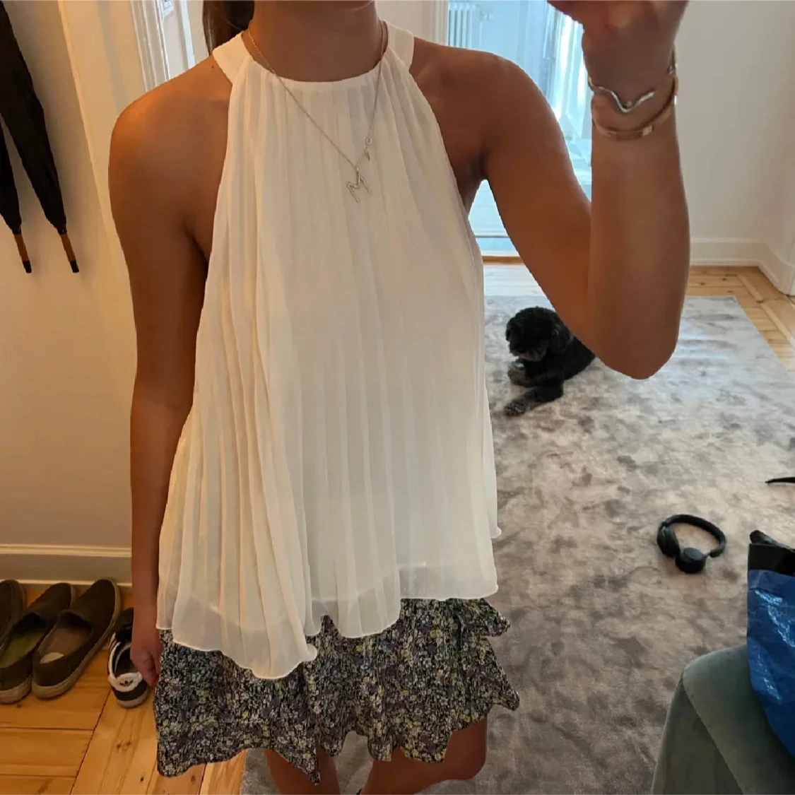 Vit plisserad ärmlös linnetopp - 2