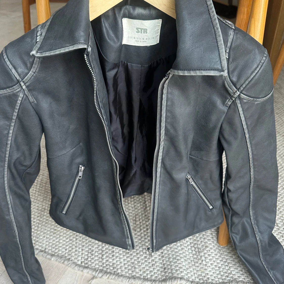 Svart skinnjacka från STR - 1
