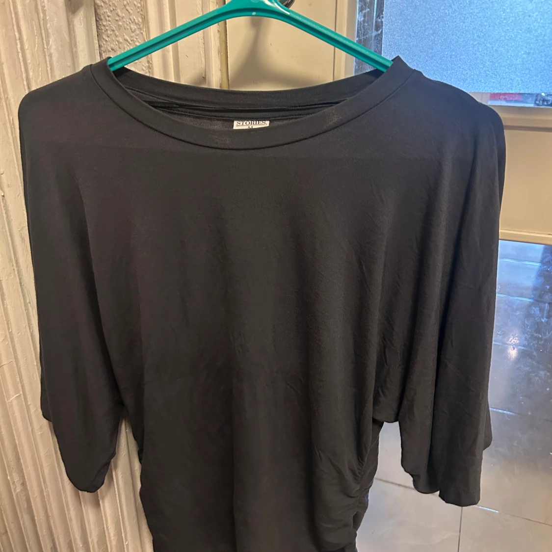 mörkgrå tröja från Stories