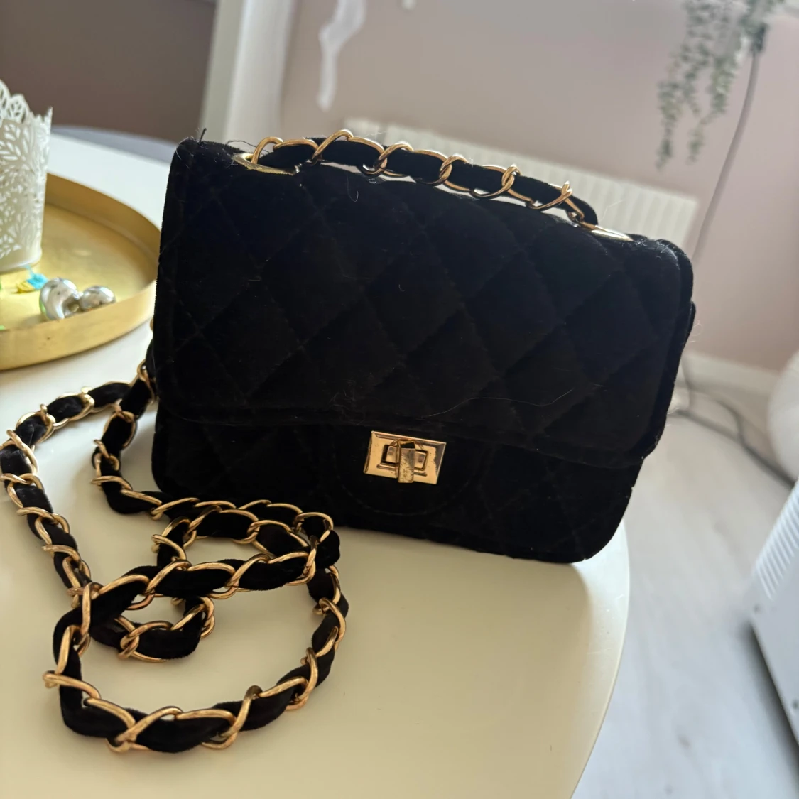 Svart quiltad axelväska med kedja