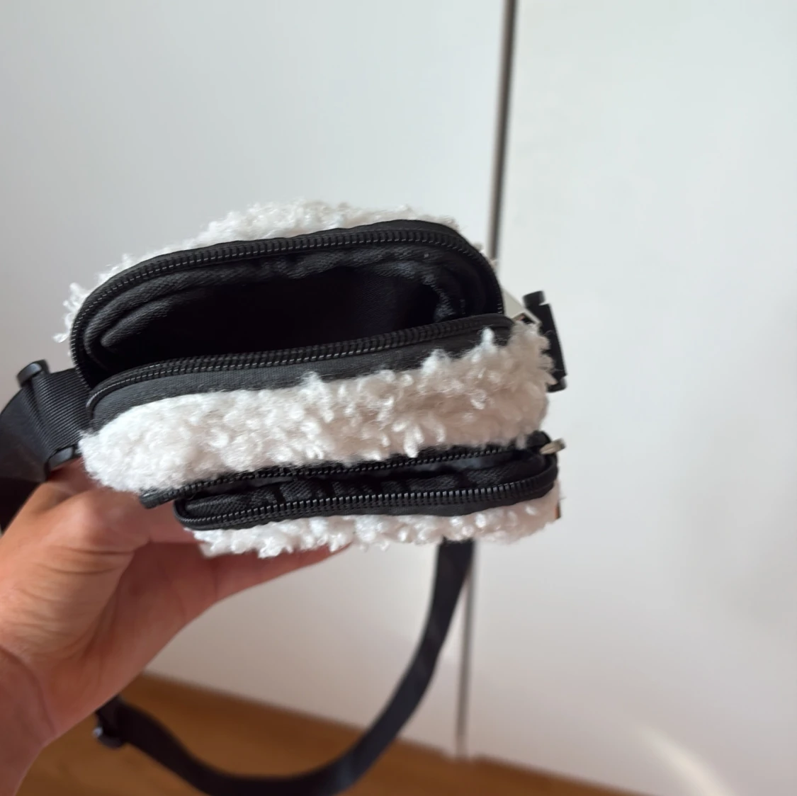 Vit fluffig axelväska med dragkedja - 4