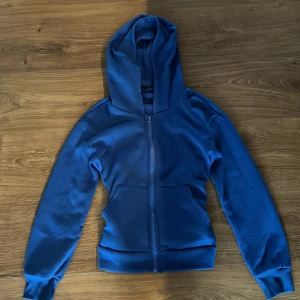 Zipup hoodie - Blå hoodie med dragkedja från shein, lite nopprig här och där men annars inga stora synliga defekter 🤗