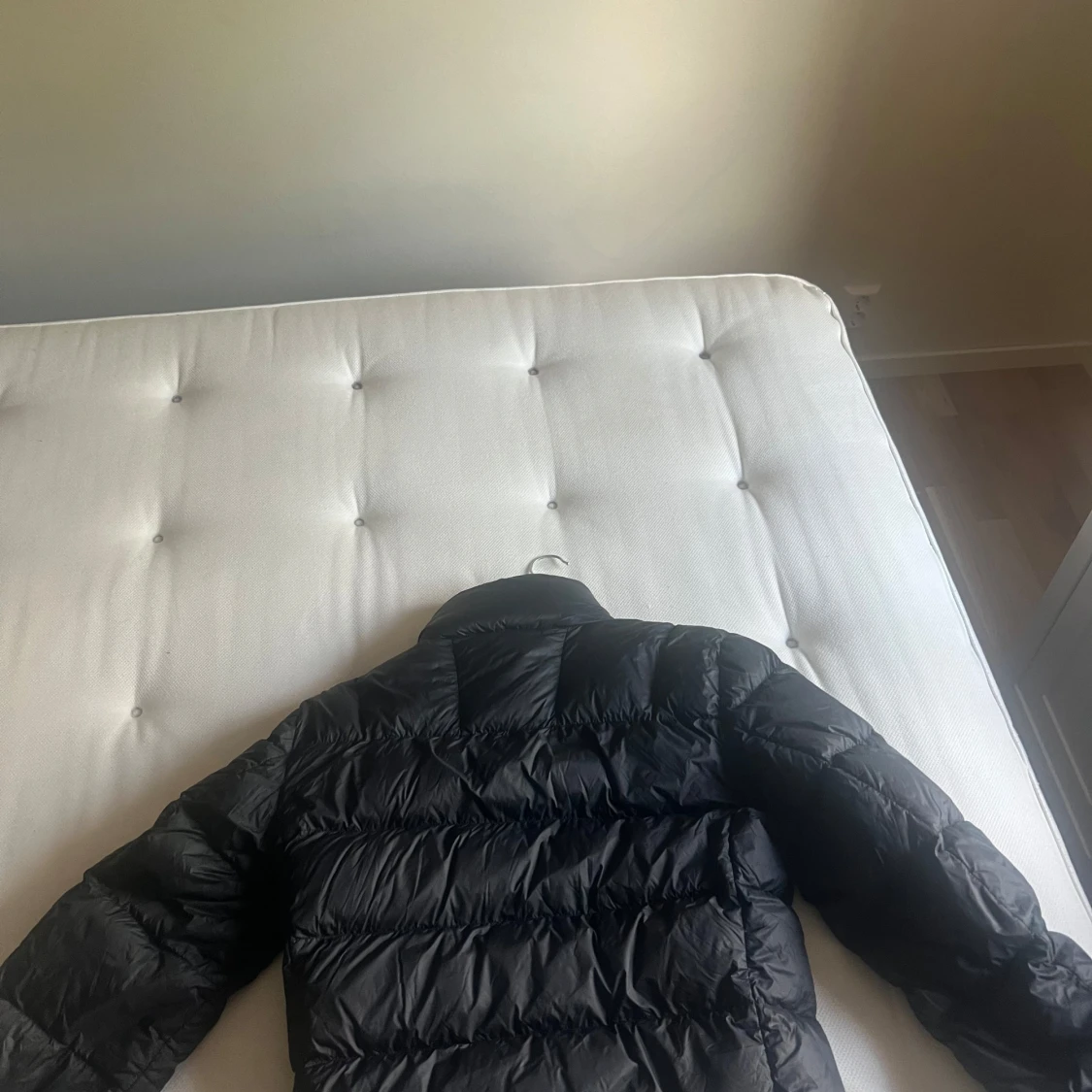 Svart lätt dunjacka från Cubus  - 2