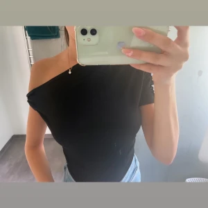 Svart oneshoulder body  - Storlek xs, aldrig använd. Hör av er 💗