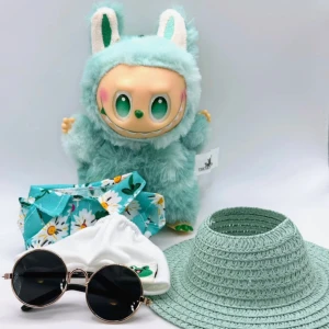 Lafufu Serenity Big Into Energy med Beach outfit  - Jättesöta gröna Lafufu Serenity Big Into Energy Hon har på sig en jättefin mintgröna stråhatt med hål för öronen, en snygg kortärmad Hawaiiskjorta och ett par matchande vita shorts med en söt grod dekal Hon får oxå med sig ett par coola runda glasögon och ett par gråa tuffa haj badtofflor Serenity är i jättefint skick med vridbart huvud, händer & fötter  Höjd ca 17cm Kartong & foliepåse ingår , men dom är dock öppnade Jättegullig Lafufu!