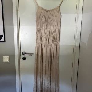 Klänning - En beige klänning från nakd, helt oanvänd lappen sitter kvar och den är i storlek S!!🤗 