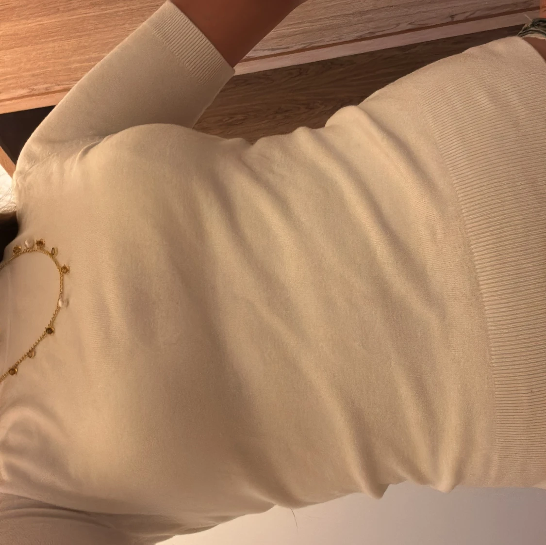 Vit topp med guldknappar