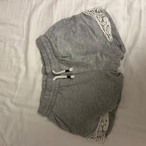 söta shorts  - säljer ett par söta shorts med spetsdetaljer på kanterna, kan användas som både pyjamasshorts och vanligt, lite osäker på storleken men skulle säga xs-xxs