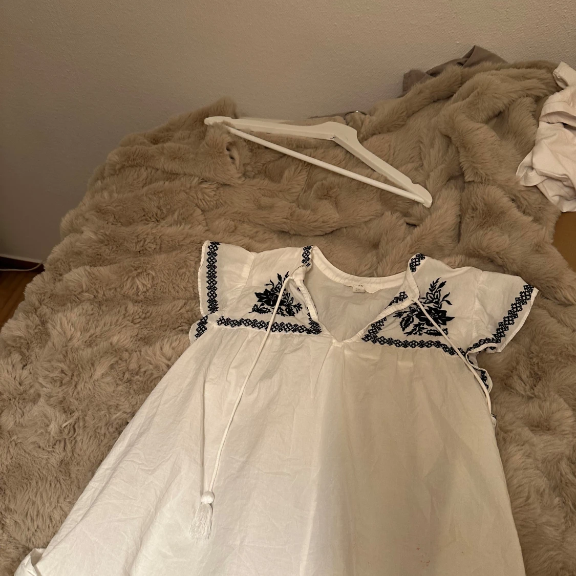 Vit kortklänning med broderi och snörning - 1