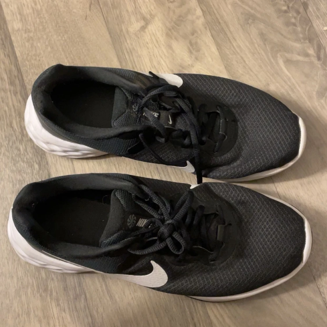 Svarta Nike sneakers med vit sula