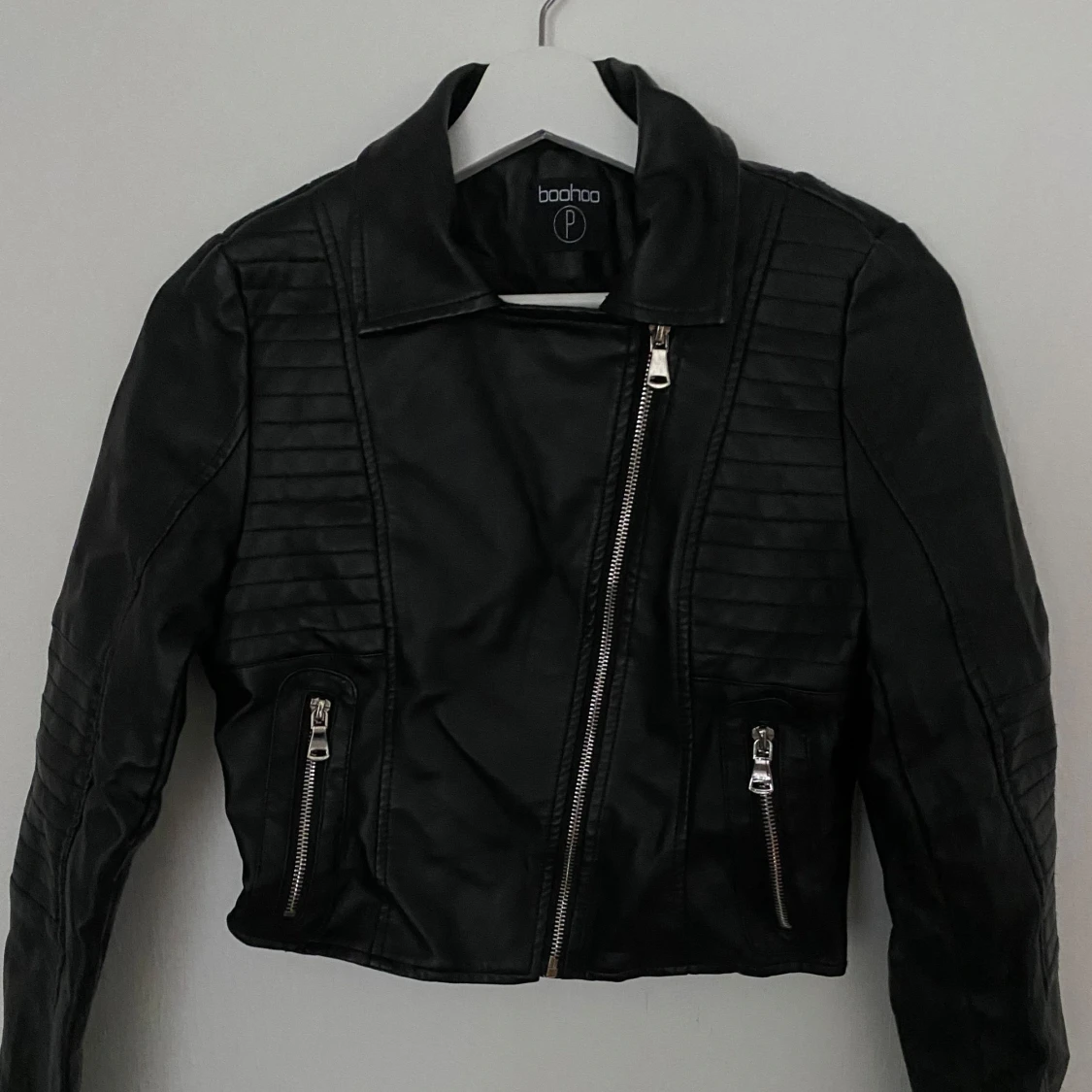 Svart skinnjacka från Boohoo - 2