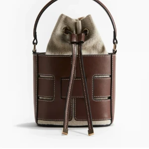 BRUN BUCKET BAG - INTRESSEKOLL!!! Denna wowsi väska nytt skick från HM!!! Skriv vad ni hade kunnat köpa för🩷💕👩🏼‍❤️‍💋‍👩🏽💕🩷💋Priset som står är vad högsta budet lagt