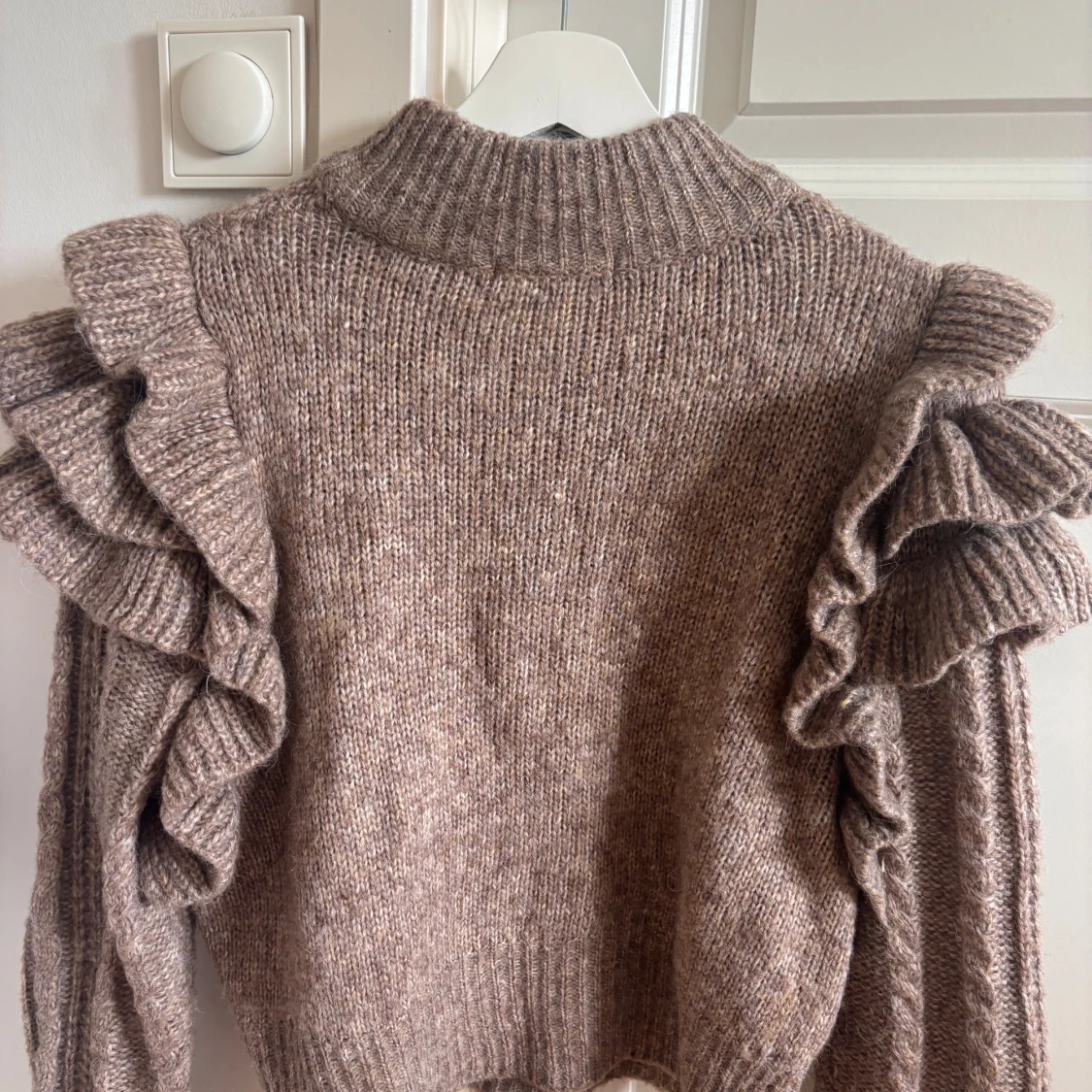 Brun stickad tröja med volang Gina Tricot - 1