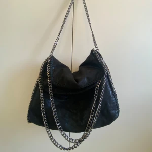 Stella McCartney liknande väska - Köpte secondhand så vet inte märket!! Perfekt skolväska och bra skick💕