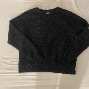 Svart tröja med leopardmönster  - En svart tröja med leopardmönster skitsnyg men är tyvärr för liten för mig köpte den på selpy. Är ett litet håll vid ärmen som du kan se på bild 2. Skicka jämna prisförslag 