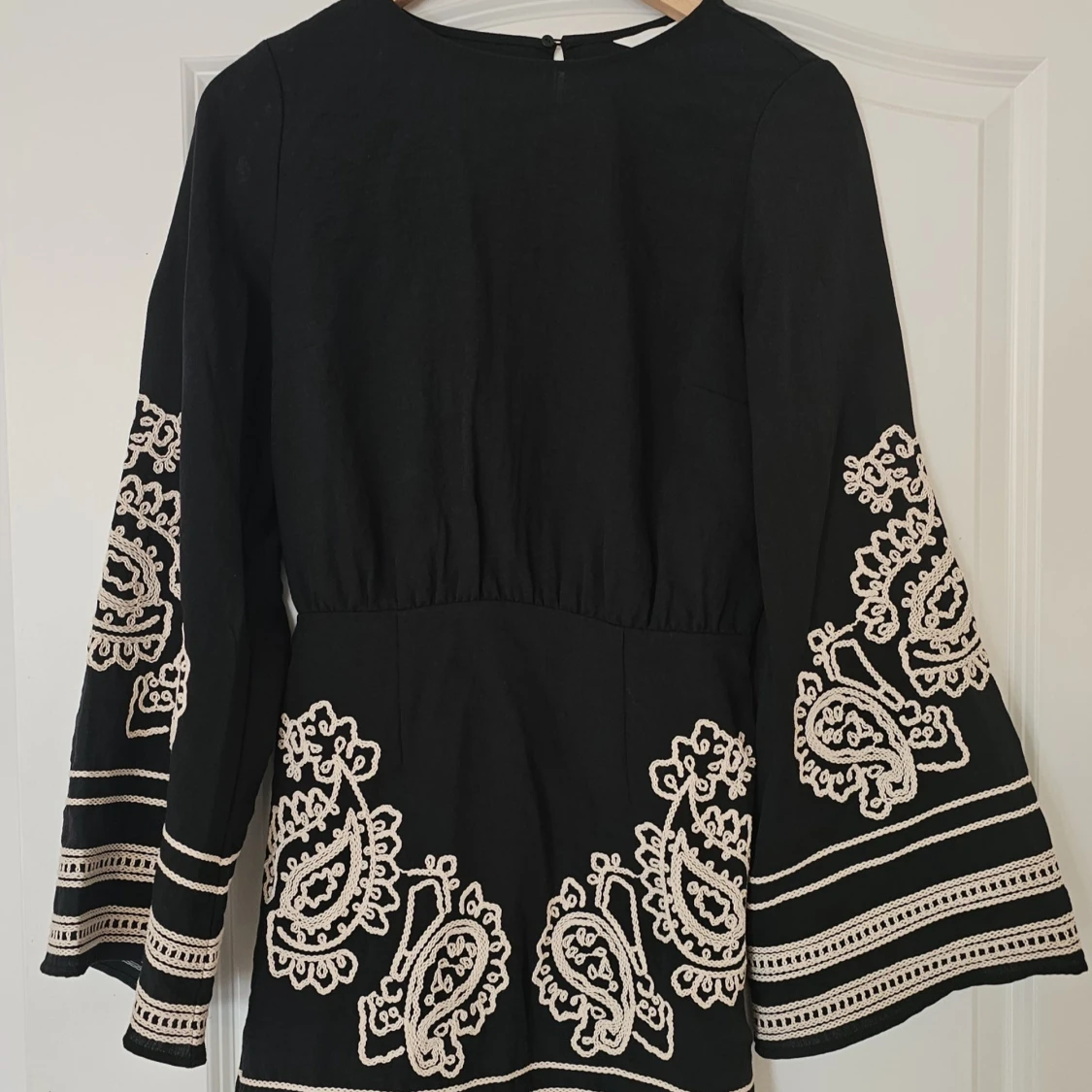 Svart kortklänning med broderi