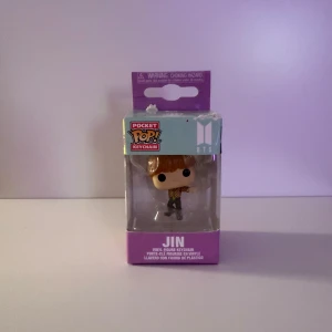 BTS Jin Nyckelring - I orginalförpackning. Aldrig använd men förpackningen har blivit öppnad. Liten defekt men bara på förpackningen (se bild 3)